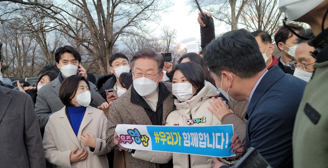 지지자들에게 둘러싸인 정치인 - 팬덤정치