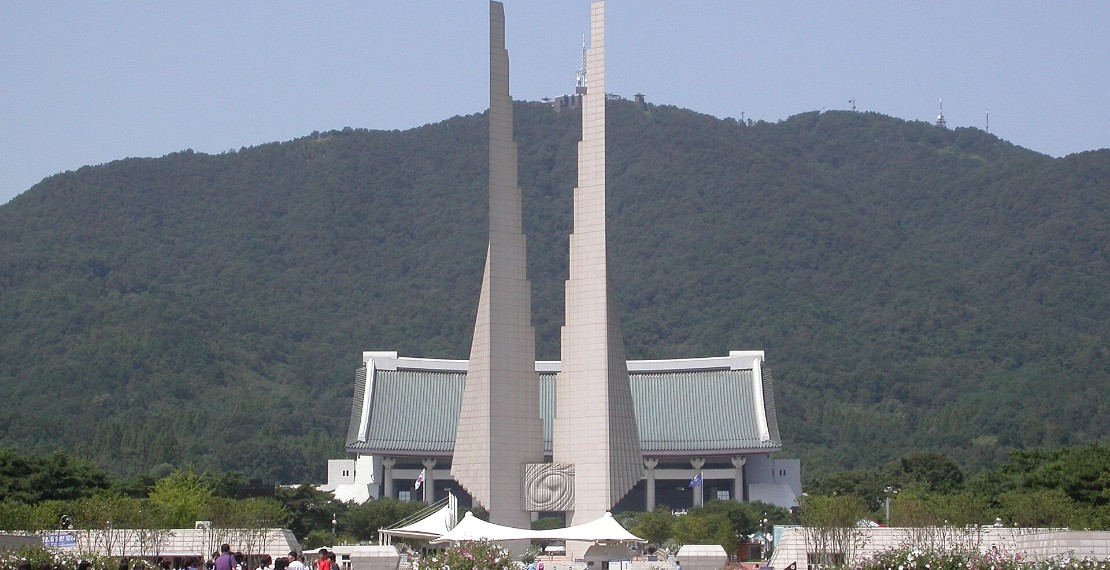 독립기념관 겨레의탑과 본관 전경