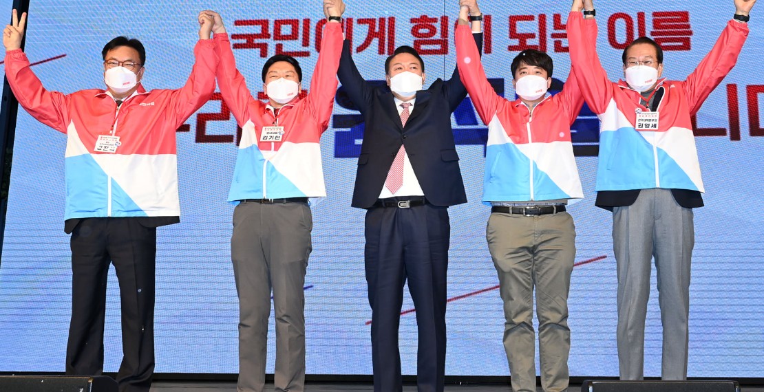 국민의힘 필승결의대회 단상의 윤석열 전 대통령과 당 지도부