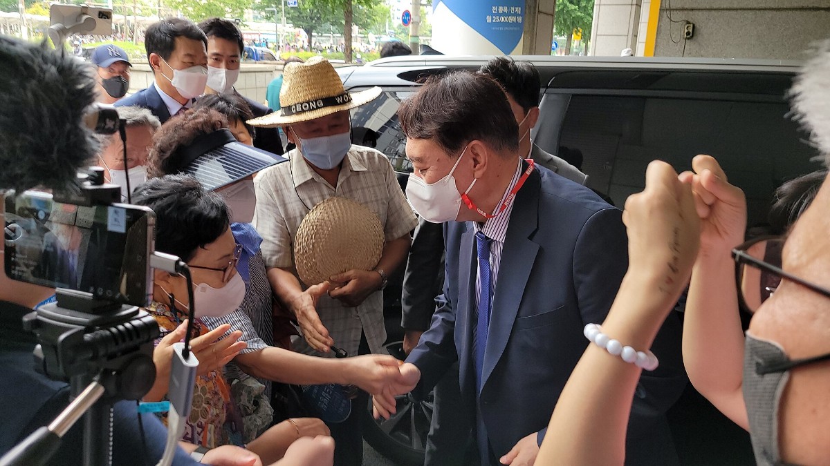 국민의힘 당사 앞에서 지지자와 악수하는 윤석열